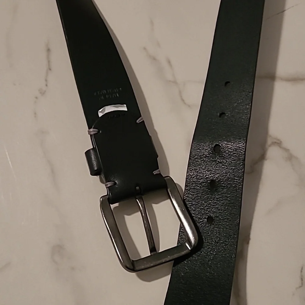 Fossil Men's 36 Waist Black Smooth Leather Belt Casual Neutral Career Quality